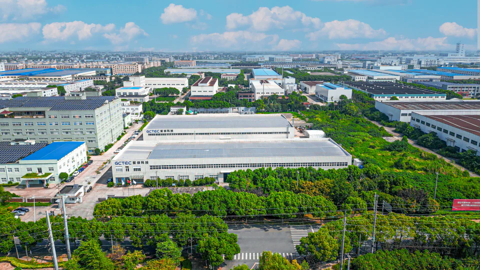 从另一方向拍摄的厂区全景。
